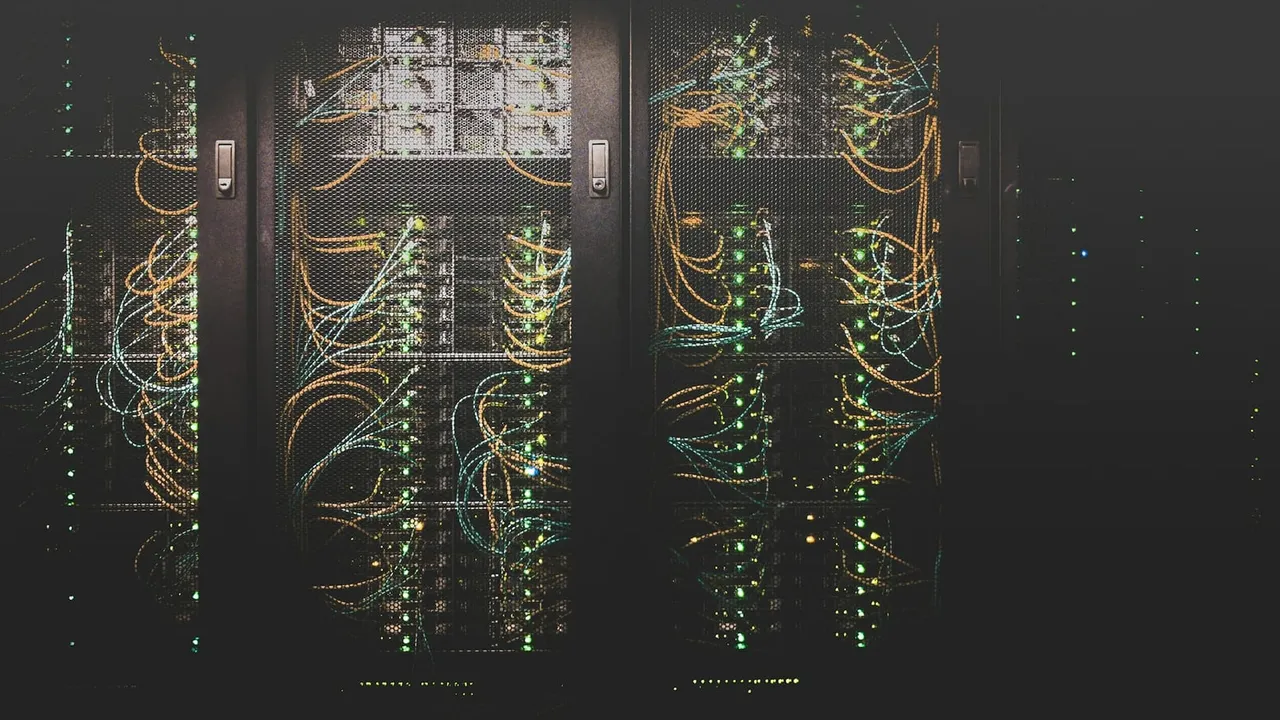 Racks de servidores com cabos coloridos e luzes verdes em uma sala escura
